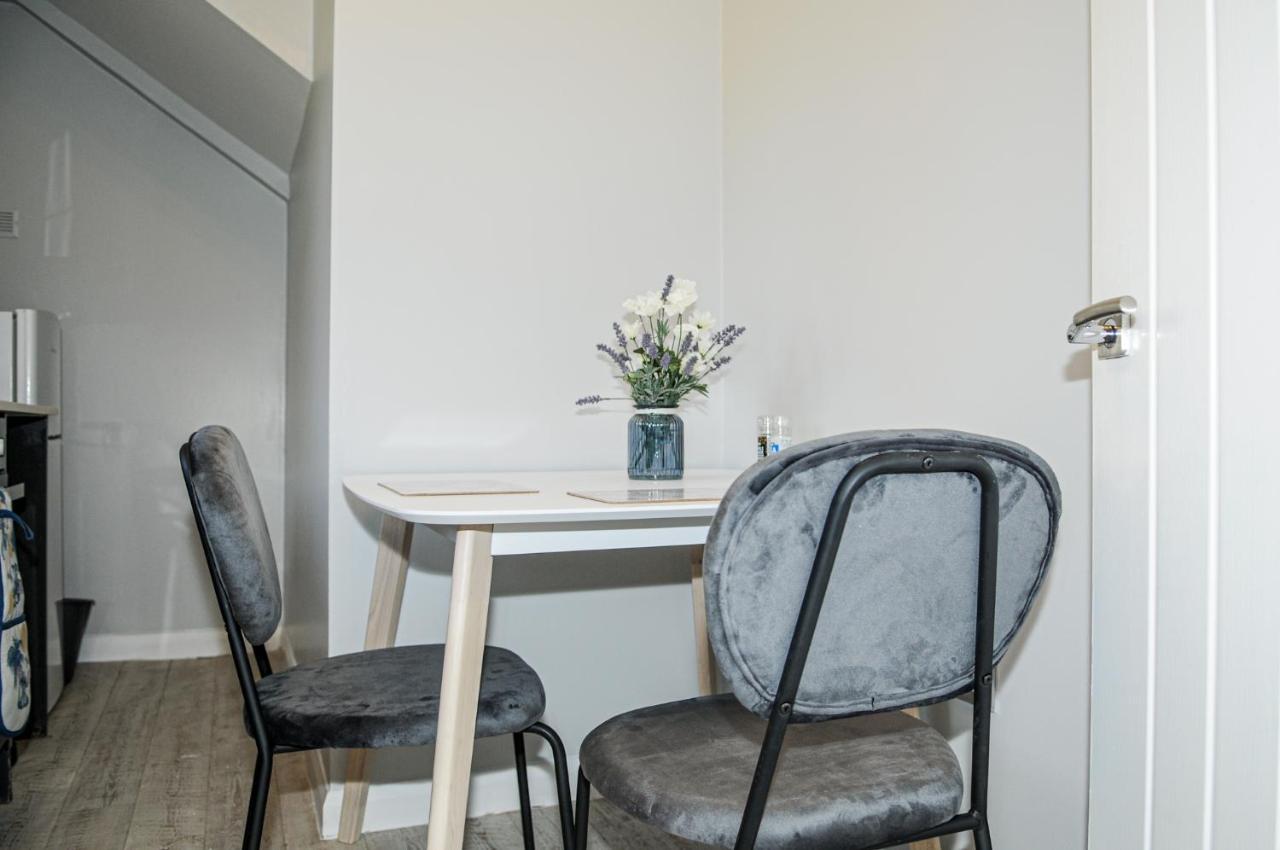 Greater London, 1 Bed London Flat, Parking, Nr Metro Stations, 15Mins To London Daire Dış mekan fotoğraf