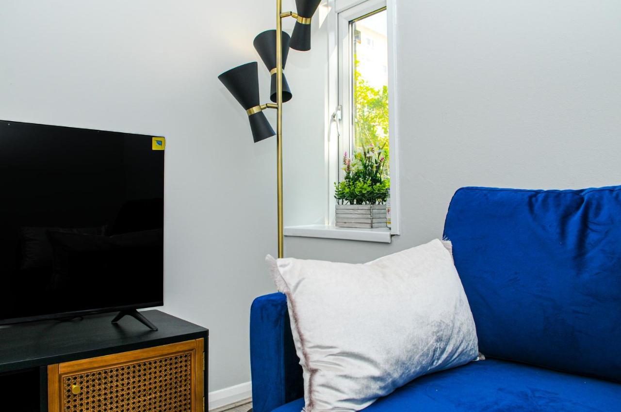 Greater London, 1 Bed London Flat, Parking, Nr Metro Stations, 15Mins To London Daire Dış mekan fotoğraf
